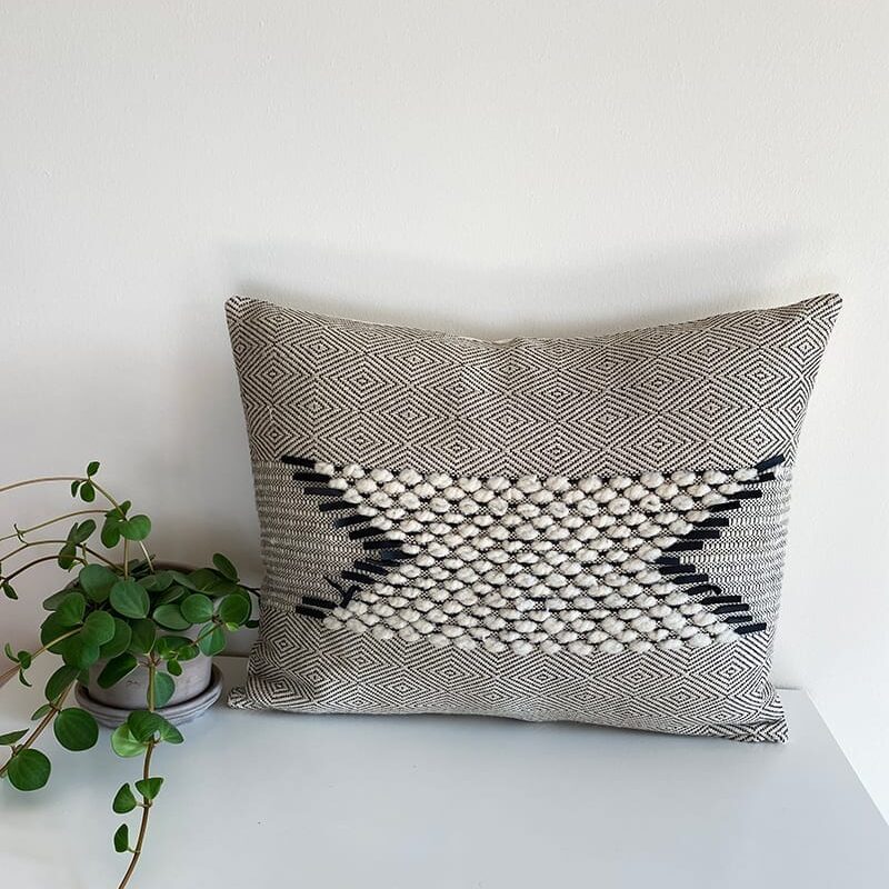 Coussin avec motif laine et cuir (noir/blanc)