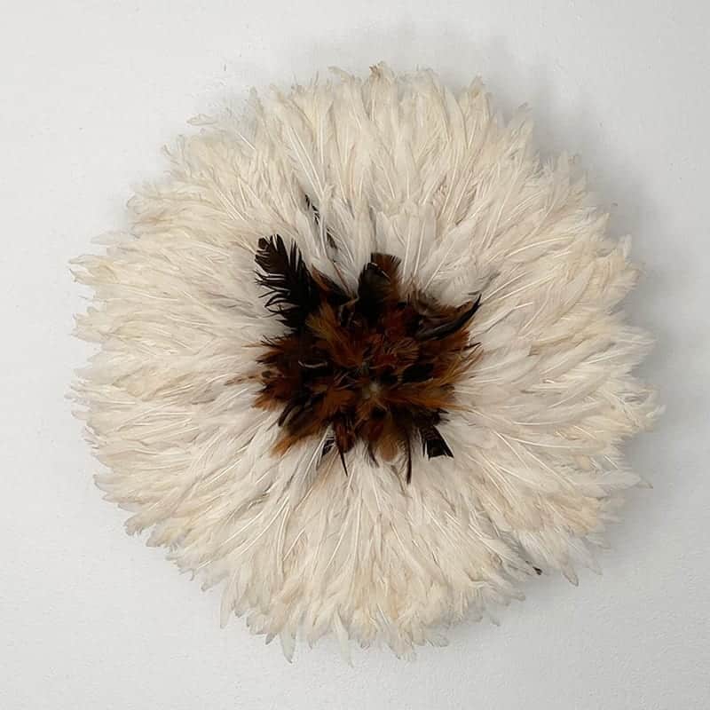 Décoration murale en plumes juju hat - blanc avec centre marron