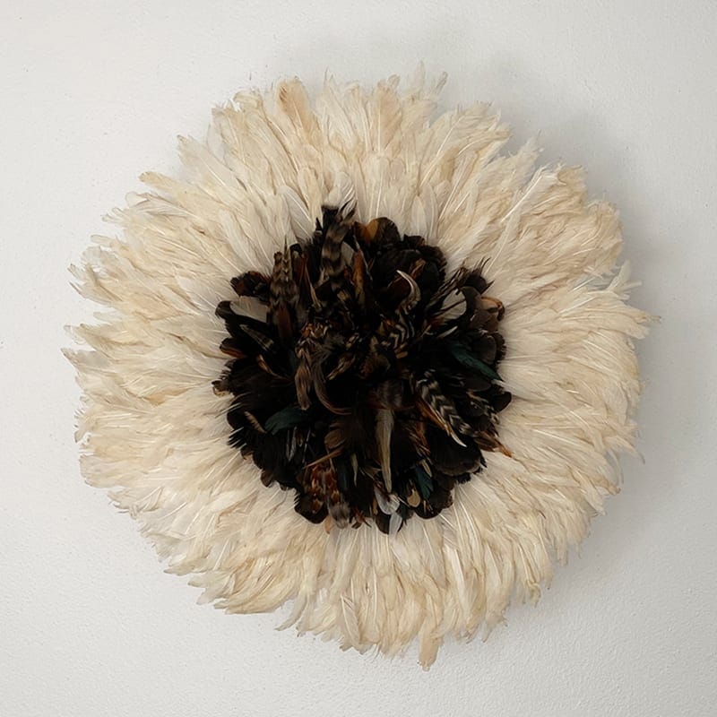 Décoration murale en plumes juju hat - blanc avec centre marron foncé