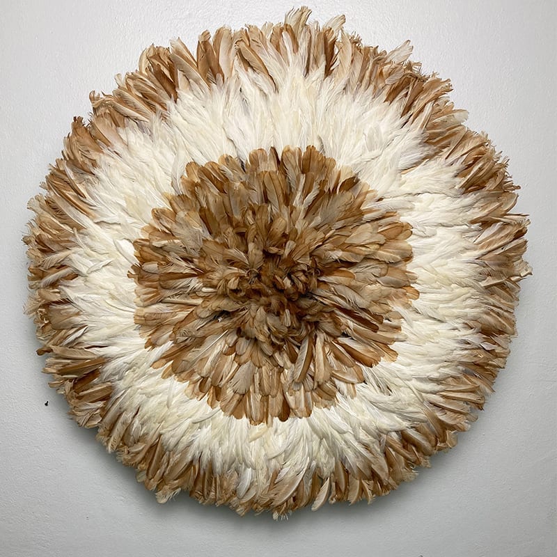Décoration murale en plumes juju hat - blanc avec grand centre marron clair