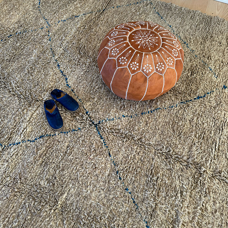 Beni Ouarain 268x285 cm. Marron avec des marques bleues