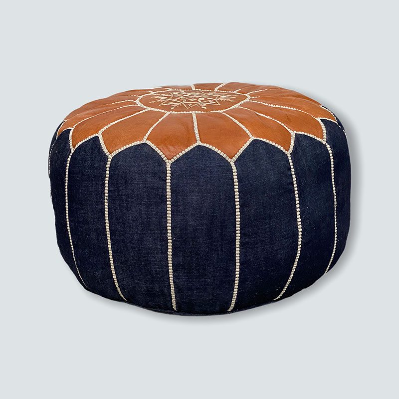 Pouf en cuir marron clair et denim