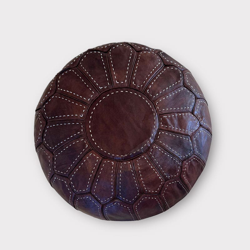 Pouf marron foncé avec surpiqûres blanches