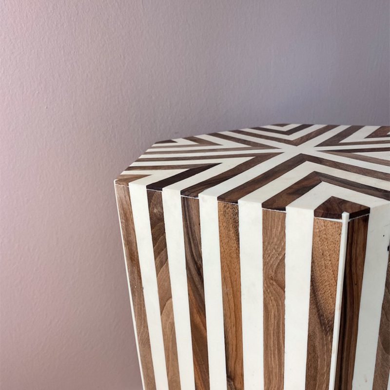 Table en bois de noyer et os