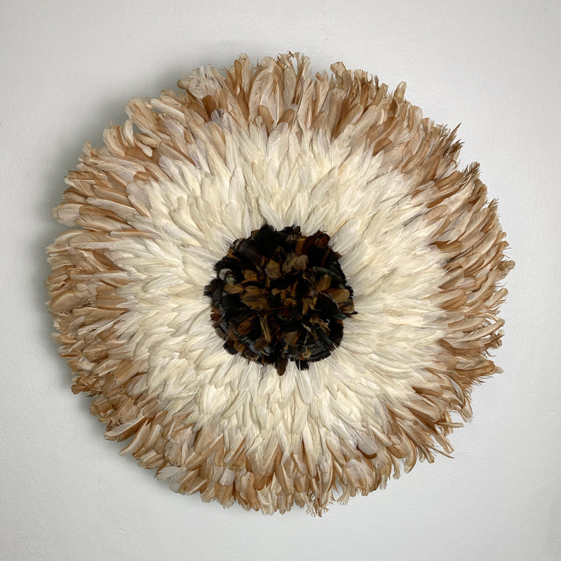 Décoration murale en plumes juju hat - blanc/marron clair avec centre marron