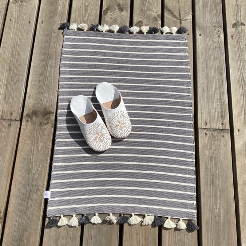 Tapis de bain gris à rayures blanches