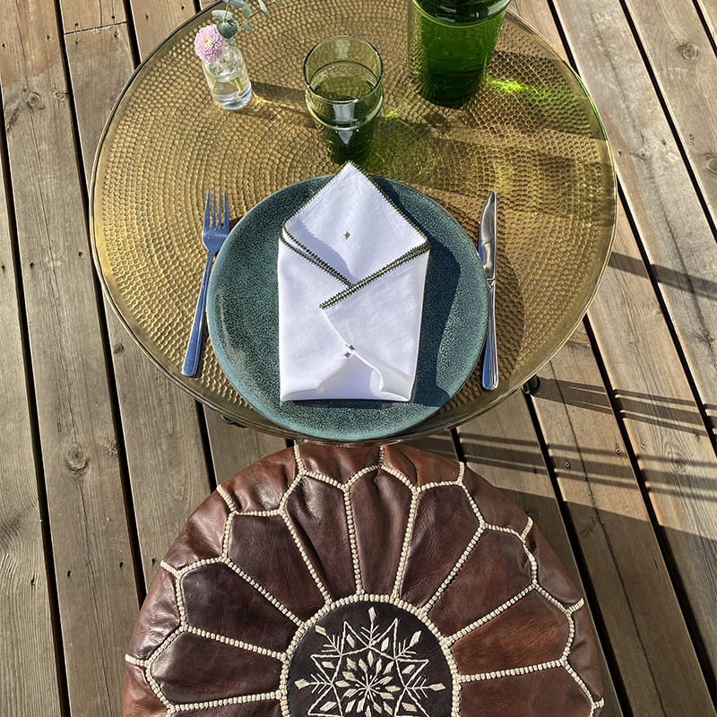 Serviette en tissu motif brodé main - vert