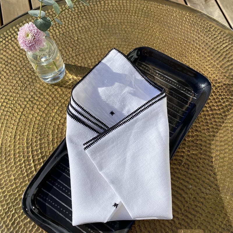 Serviette en tissu motif brodé main - noir