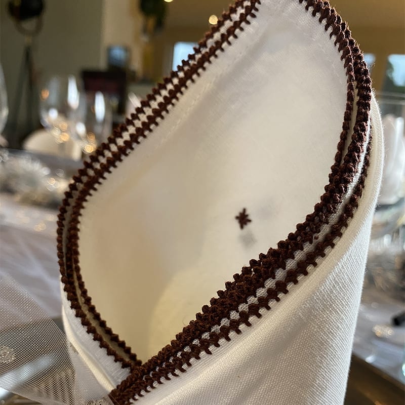 Serviette en tissu motif brodé main - marron